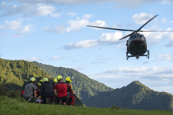 Nesreča v gozdu | Hudo poškodovanega 63-letnika so z vojaškim helikopterjem prepeljali v ljubljanski klinični center. | Foto PGD Tolmin/FB