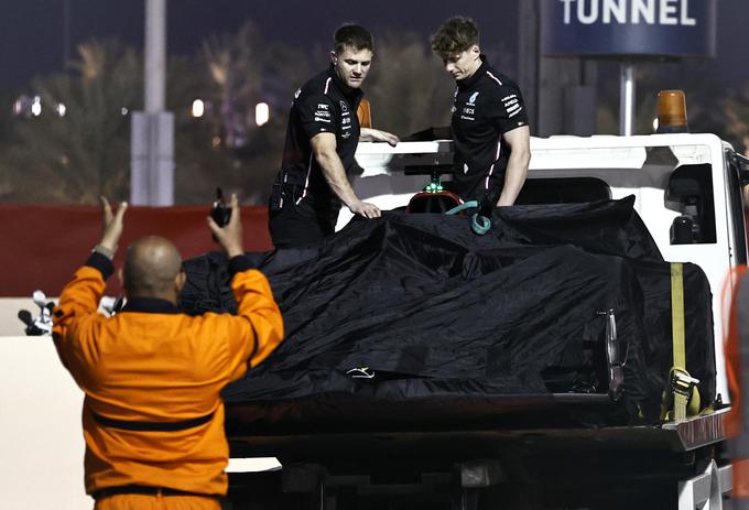 Mercedesa so morali pripeljati nazaj v garažo zaradi okvare hidravlike. | Foto: Reuters