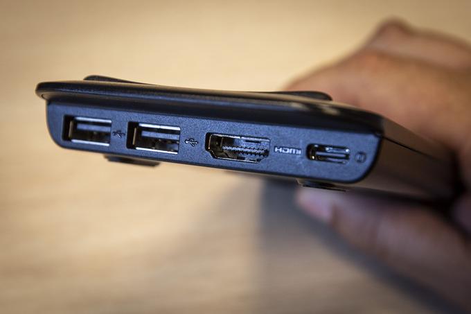 Na svoji hrbtni strani ima Samsung Dex Pad dva vhoda USB (velika, klasična) in po en vhod USB-C in HDMI za povezovanje s tipkovnico in/ali miško ter seveda z velikim zaslonom  | Foto: Srdjan Cvjetović