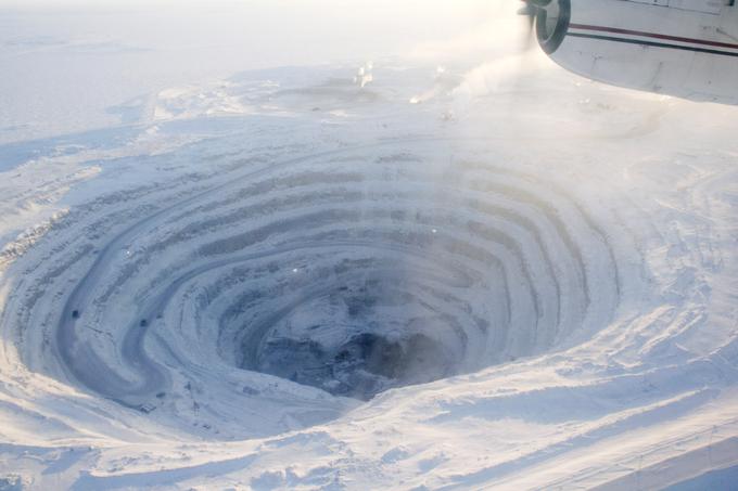 Pogled iz zraka v rudnik diamantov Diavik, južno od arktičnega kroga na severozahodnih ozemljih Kanade. | Foto: Reuters