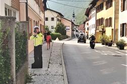 Kaj so storili vozniki? Silhueta policista ob slovenskih cestah. #foto
