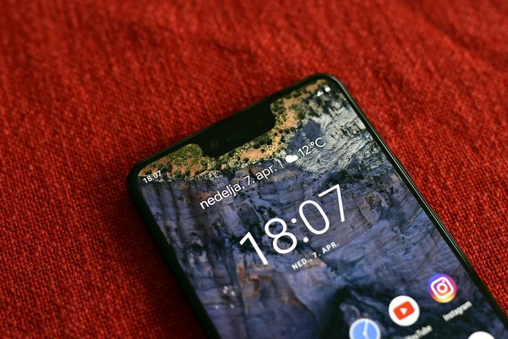 Zareza (notch) je precej velika, a jo zmore uporabniški vmesnik v večini primerov skriti oz. zliti z ozadjem. Moti le pri gledanju videoposnetkov. | Foto: Peter Susič