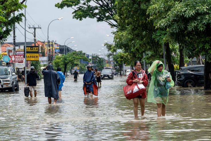 Prizadet je tudi otok Flores, na katerem so poplave zahtevale najmanj štiri življenja, tudi šestmesečnega dojenčka, štiri ljudi pa še pogrešajo. | Foto: Reuters