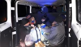 Policisti razbili skupino tihotapcev: za prevoz tujcev izkoriščali tudi odvisnike #foto #video