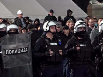 Napeto v Beogradu: pirotehnična sredstva in topovski izstrelki zadeli državljane