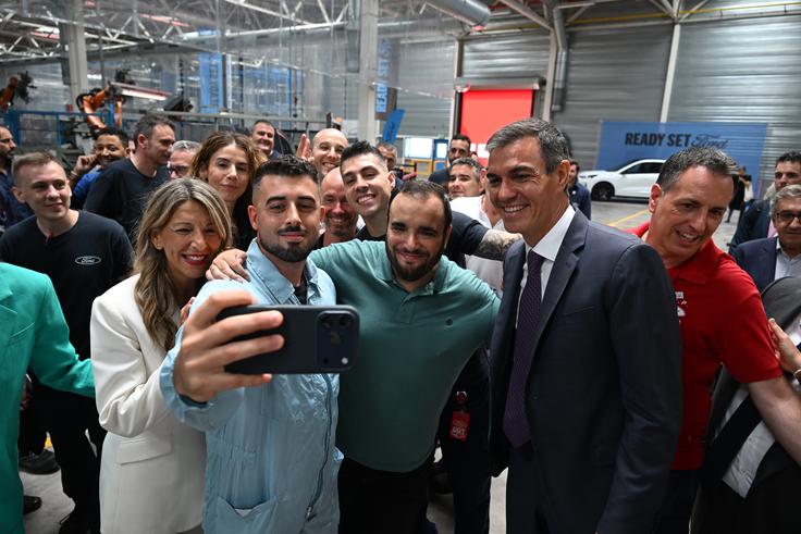 Španski premier Pedro Sánchez z zaposlenimi v Fordovi tovarni v Valencii ob predstavitvi dogovora med Fordom in Geelyjem o ustanovitvi skupnega podjetja za proizvodnjo avtomobilov za evropski trg. | Foto: Ford