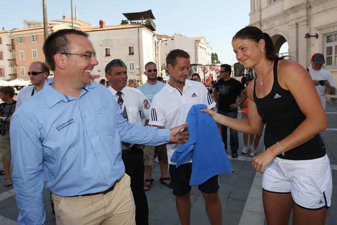 Dinara Safina je na poti do naslova v prvem krogu izločila tudi Tadejo Majerič, zdajšnjo srčno izbranko Jana Plestenjaka. Poleg Safine so turnir osvajale še Čehinja Klara Koukalova (2005), Avstrijka Tamira Paszek (2006), Francozinja Tatiana Golovin (2007), Italijanka Sara Errani (2008) in Rusinja Ana Čakvetadze (2010). | Foto: Aleš Fevžer