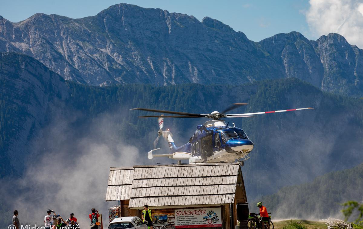 Reševalni helikopter na Vršiču | Policijski helikopter je težko poškodovano hrvaško plezalko prepeljal v bolnišnico. | Foto Mirko Kunšič