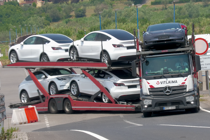 Tesla tovornjak | V Sloveniji so letos registrirali že več kot 300 vozil Teslinega modela Y, samo marca kar 224. Zanje bi potrebovali vsaj 30 tovornjakov za prevoz, ki jih delno − gre za vozila iz Šanghaja − vozijo s tovornjaki tudi iz Luke Koper. | Foto Gregor Pavšič