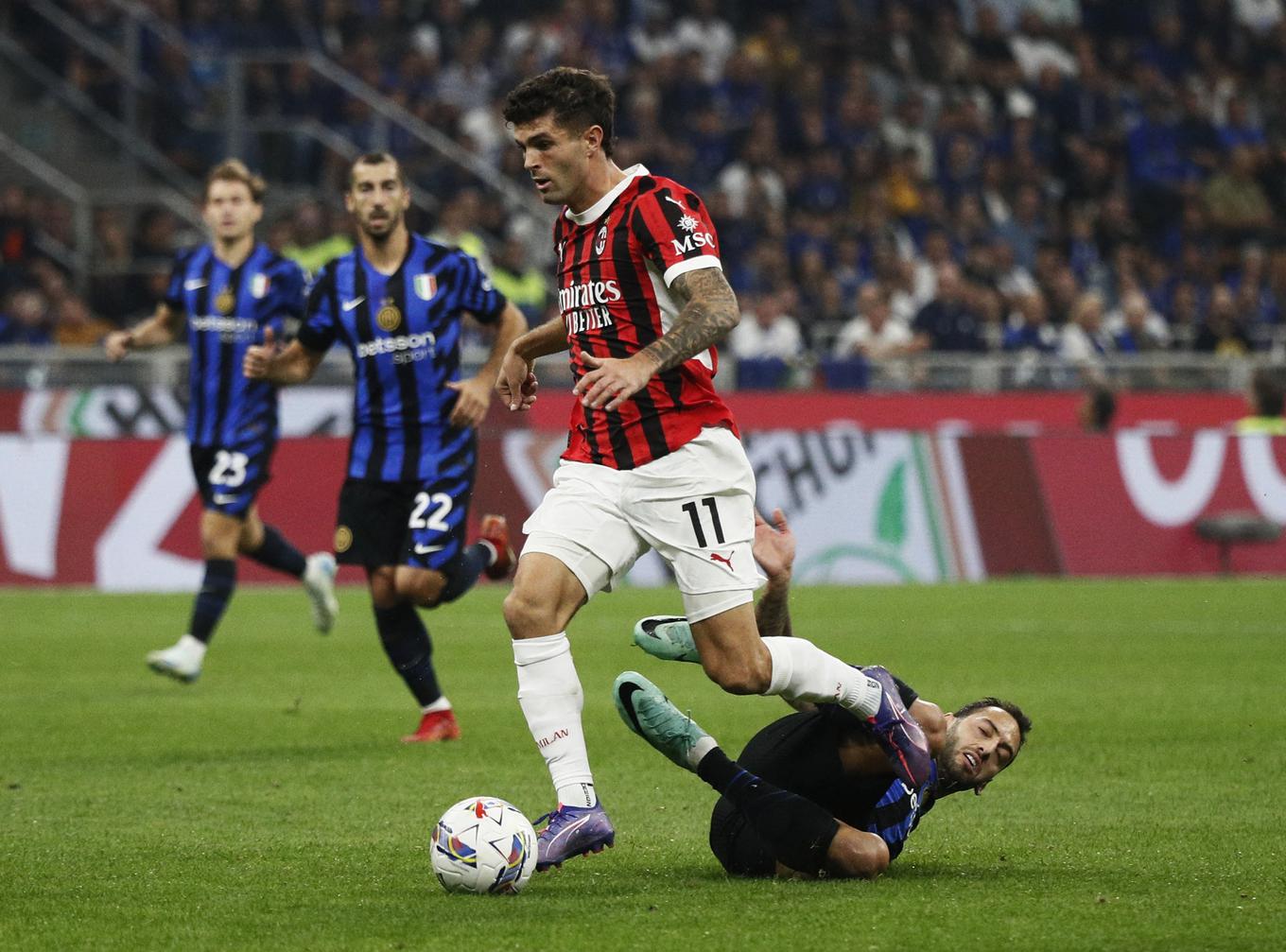 Christian Pulisic marcou aos 10 minutos para dar a vantagem ao AC Milan. No final, eles venceram por 2:1. | Foto: Reuters