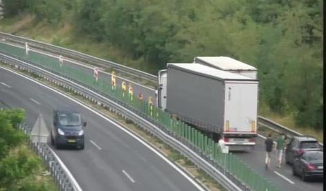 Na dolenjski avtocesti odstranili posledice nesreče, zastoj ostaja