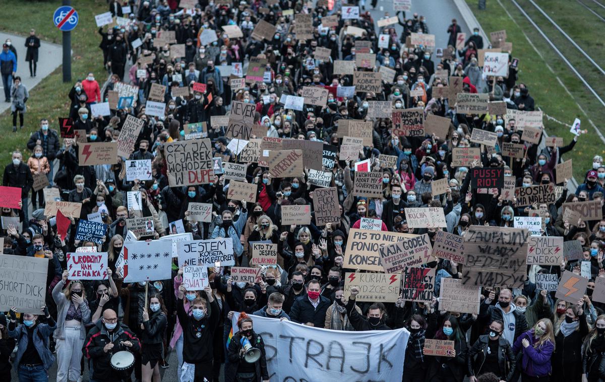 Protesti na Poljskem | Na Poljskem so že šesti dan zapored potekali protesti proti omejevanju pravice do splava. | Foto Reuters