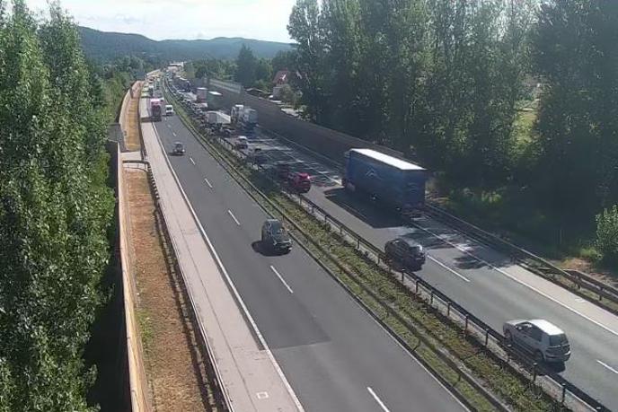 Na nekaterih cestah po državi nastajajo zastoji