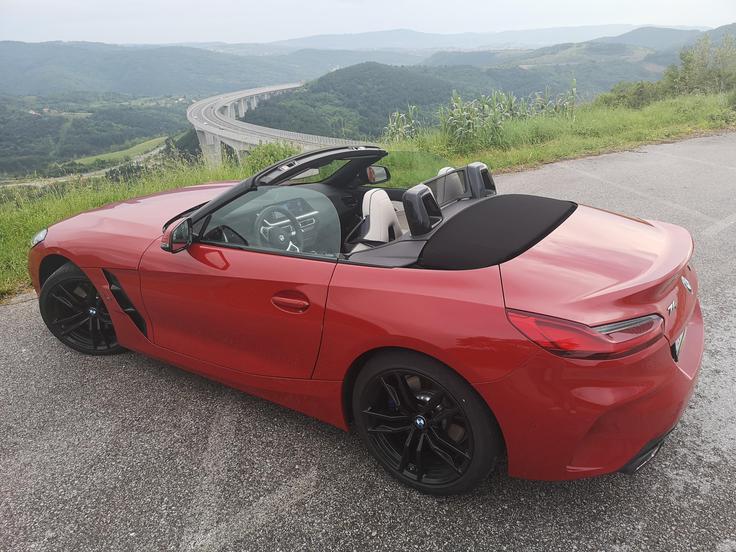 BMW Z4 je eden izmed novih športnih avtomobilov letošnjega leta, ki si gene deli s toyoto supro. To je zelo uživaški avtomobil, ki pa je kljub temu nekoliko bolj glasen (in pokajoč) le v izrazito športnem programu vožnje. | Foto: Gregor Pavšič