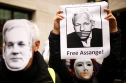 Assange na sodišču v Londonu, sodnica zavrnila zahtevo za preložitev sojenja