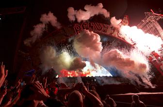 Axl Rose na prvem nastopu z AC/DC osvojil občinstvo (video)