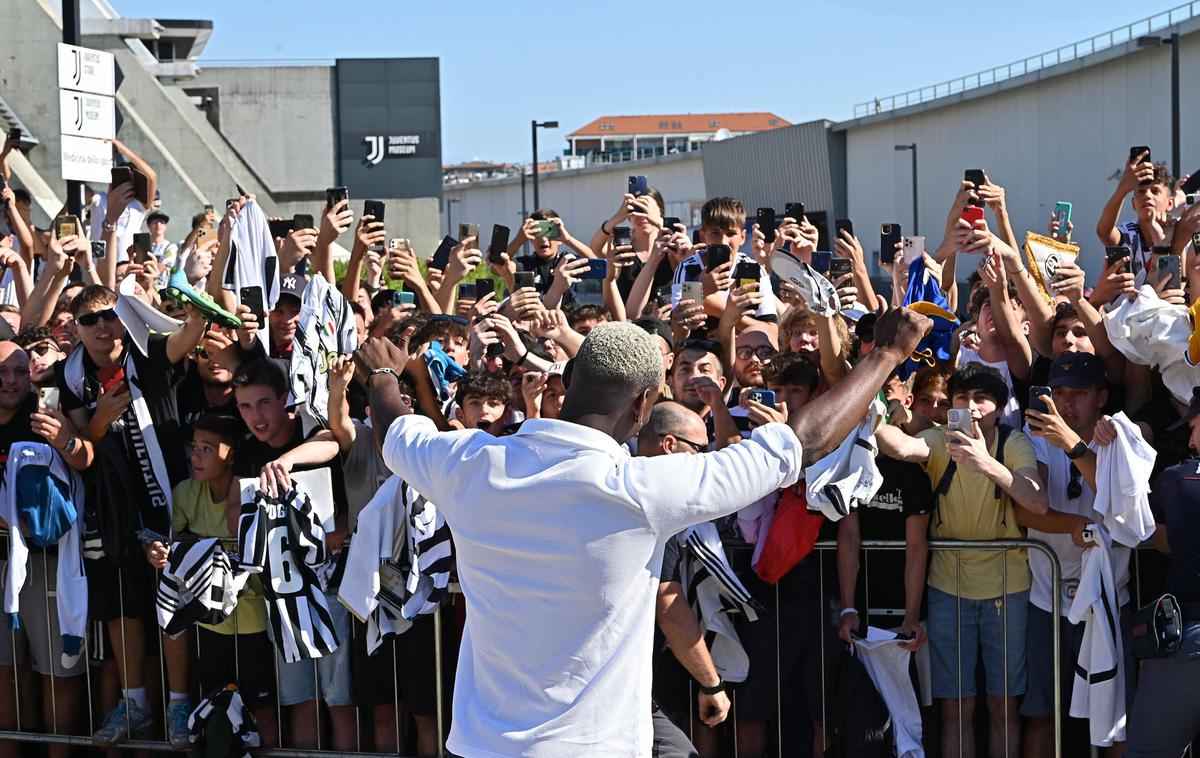 Pogba Juventus | Več sto ljudi je od jutra čakalo na prihod Paula Pogbaja.  | Foto Guliver Image