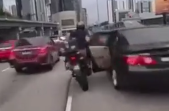 Otrok odprl vrata avtomobila in povzročil hudo nesrečo #video