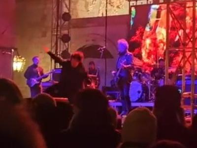 Parni Valjak prekinili koncert: pevec padel z odra in pristal v bolnišnici #video