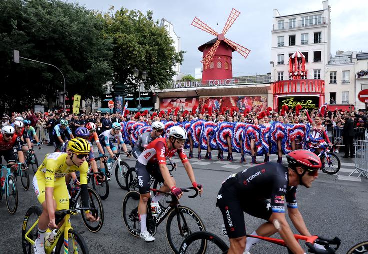 Moulin Rouge, Tadej Pogačar | Foto: Reuters