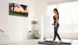 Kako spremeniti dnevno sobo v mini fitnes – z le eno napravo?