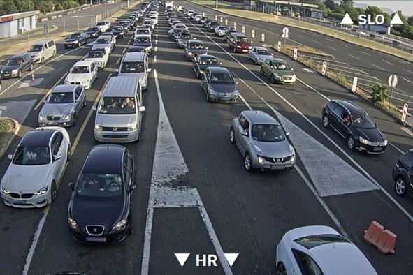 Pred mejnimi prehodi že kolone, jutri proti morju še Avstrijci, Švicarji in Nizozemci