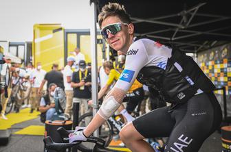 Poseben mejnik za Tadeja Pogačarja, ki je danes že stotič oblekel prestižno majico #video