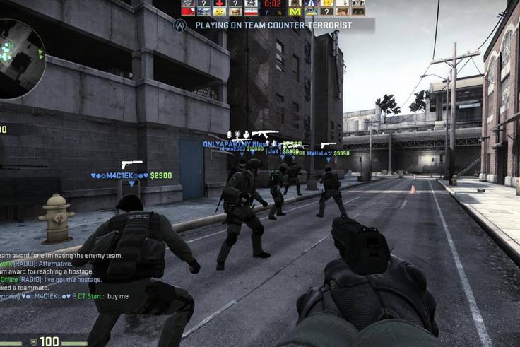 Counter Strike: Global Offensive na računalniku Intel NUC. Da smo igro lahko poganjali skoraj enako solidno kot na naši primarni delovni postaji, je bilo treba stopnjo podrobnosti z najvišje zmanjšati na srednjo in izklopiti glajenje robov. O igranju v ločljivosti 4K ni bilo govora, zadovoljiti smo se morali s standardno 1080p.  | Foto: 