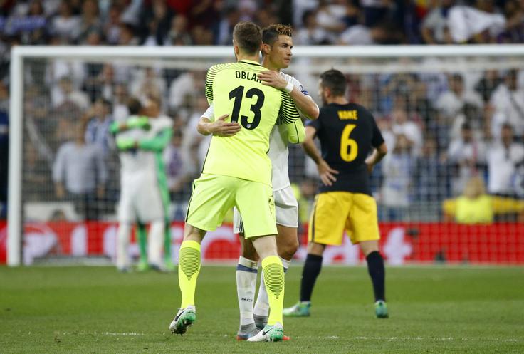 Cristiano Ronaldo bo spomladi 2018 branil evropski naslov, Jan Oblak pa bo nastopal v evropski ligi. Škofjeločan je v nedeljo blestel v španskem prvenstvu, kjer z Atleticom poraza ni doživel že 19 tekem zapored. S tem je postavil nov rekord rdeče-belih. V Evropi ni bil tako uspešen. Usodna sta bila remija z Qarabagom in domač poraz s Chelseajem. | Foto: Reuters