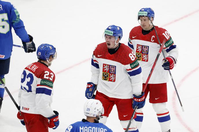 Slovenija Češka SP 2026 hokej | Ko je Lukaš Sedlak Češko popeljal v vodstvo z 2:1 ter tako proslavljal zadetek skupaj z Janom Mandatom in Romanom Červenko, so češki navijači verjeli, da bodo njihovi ljubljenci nadaljevali zmagoviti niz na SP v Švici. Občutek jih je še kako varal … | Foto Reuters