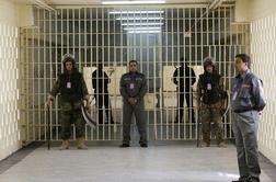 V napadu na iraška zapora najmanj 41 mrtvih
