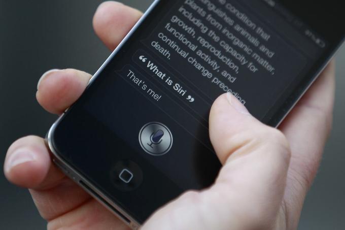 Siri na pametnem telefonu Apple iPhone | Foto: Reuters