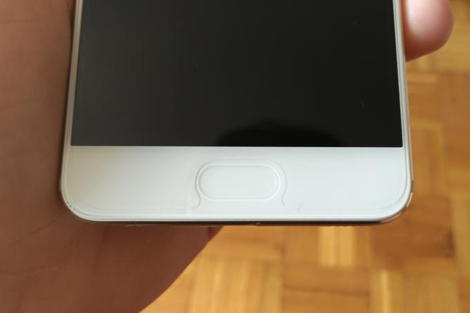 Preden pozabimo - Huawei P10 ima tako kot P10 na sprednji strani pod zaslonom tudi čitalnik prstnih odtisov, ki deluje fenomenalno - je bliskovito hiter in zelo zanesljiv. | Foto: Matic Tomšič