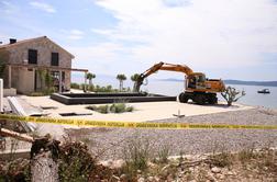 Hrvaška: po poti do plaže hodijo skozi fekalije