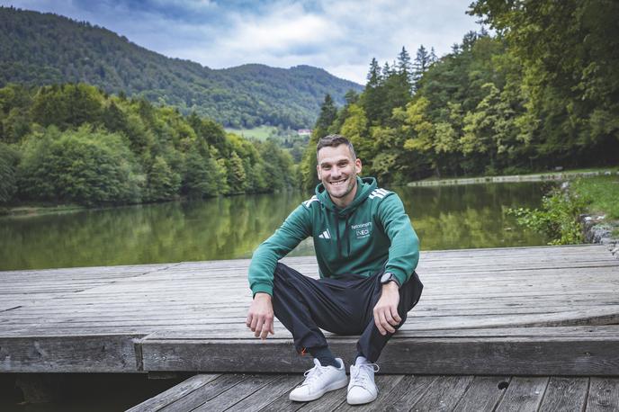 Blaž Bogataj | Škofjeločan Blaž Bogataj je leta 2010 z naslovom mladinskega evropskega prvaka uresničil svoje športne sanje, nato pa je moral zaradi zdravstvenih težav v kolesarstvu poiskati drugo pot. Danes je maser v profesionalni ekipi Netcompany INEOS. | Foto Ana Kovač
