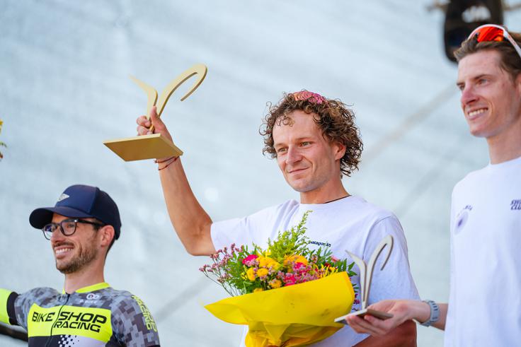 Niessen je zmagovalni oder delil z Andreo Kalca in Miranom Kovačičem. V ženski konkurenci je slavila Laura Šimenc Kramar. | Foto: Nik Bertoncelj/Pogi Challenge