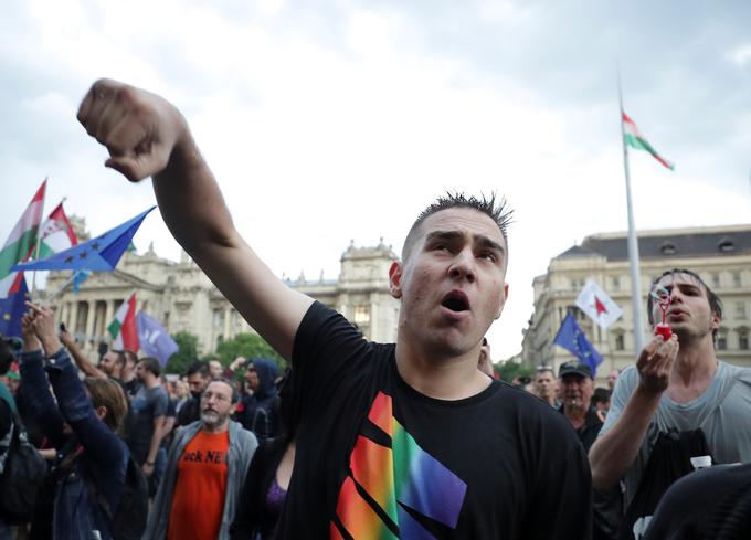 Pred ustanovnim zasedanjem madžarskega parlamenta se je v torek zvečer v središču Budimpešte zbralo več tisoč ljudi, ki so protestirali proti Orbanovi vladi. | Foto: Reuters