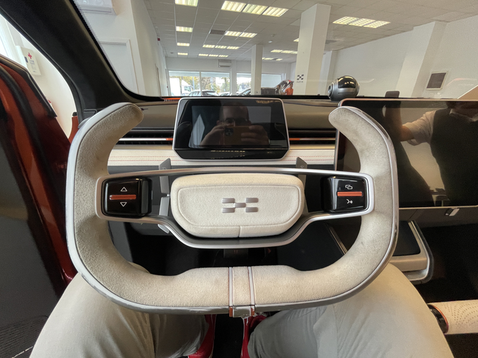 Tako futurističnega volana v serijskemu aiwaysu U6 ne bo. | Foto: Gregor Pavšič