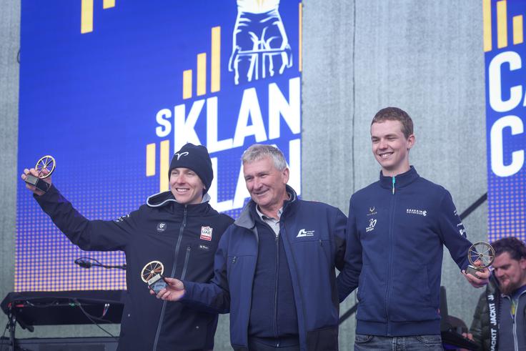 Dobitniki Rogovih zlatih koles: Tadej Pogačar, Urška Žigart (v njenem imenu je nagrado prevzel oče Janko Žigart) in Jakob Omrzel.  | Foto: Ana Kovač