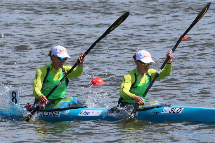 Anja Apollonio in Mia Medved. | Foto: Milan Kapelan/Kajakaška zveza Srbije