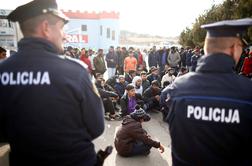 Okužbe tudi med migranti v Bihaću. Srbija z ograjo proti nezakonitim prehodom meje.