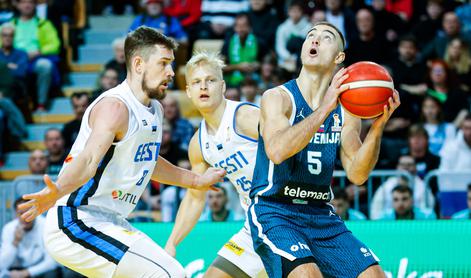 V živo: Slovenci se doma še kar mučijo z Estonci