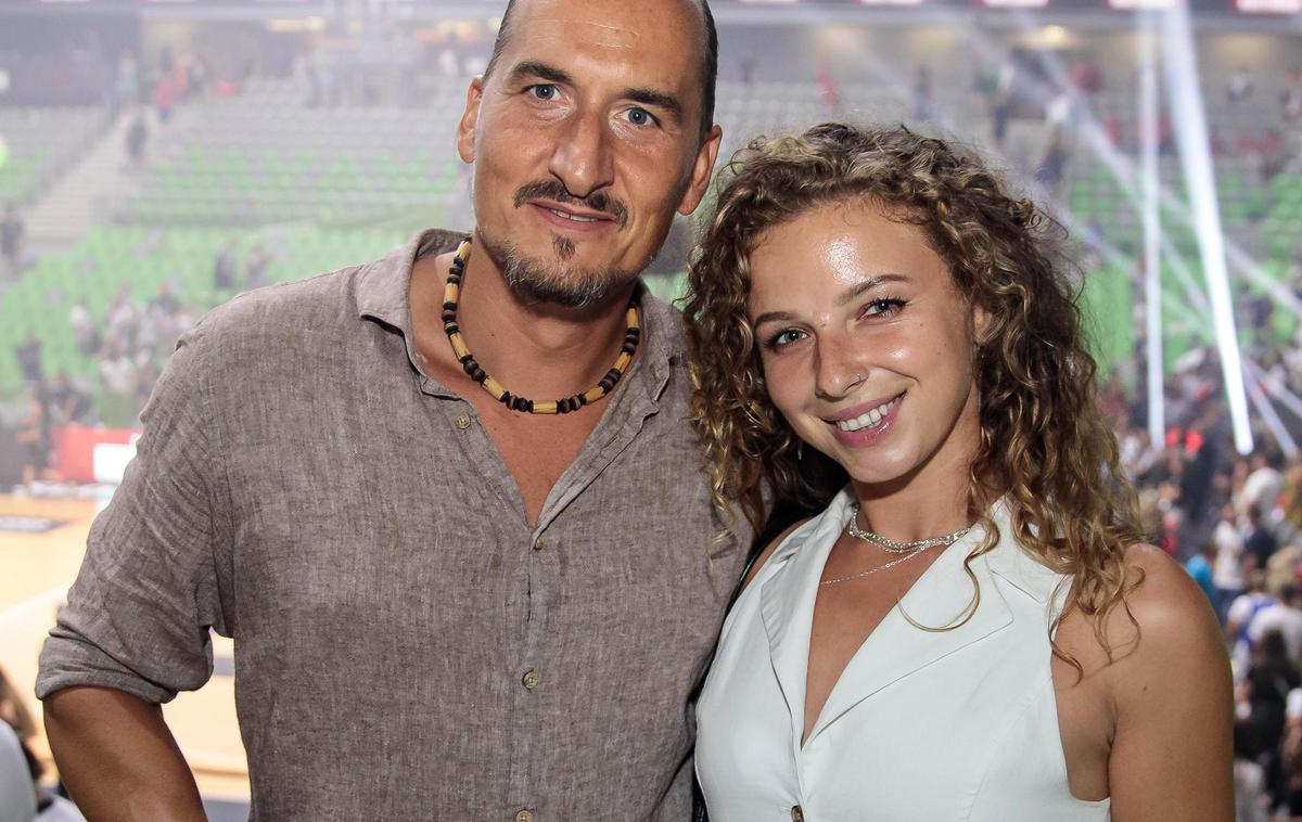 Vid Valič, stand-up komik, voditelj; Valentina Zajtl | Vid Valič se bo z izbranko Valentino poročil v Beli krajini. | Foto Mediaspeed