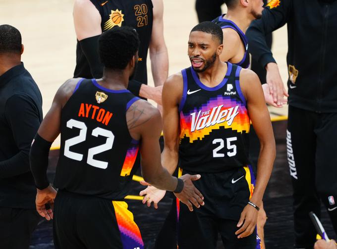 Deandre Ayton in Mikal Bridges sta zelo pomembna člana Phoenix Suns. Bridges bi lahko bil prav posebna senca nad Dončićem, saj je odličen obrambni košarkar. | Foto: Reuters