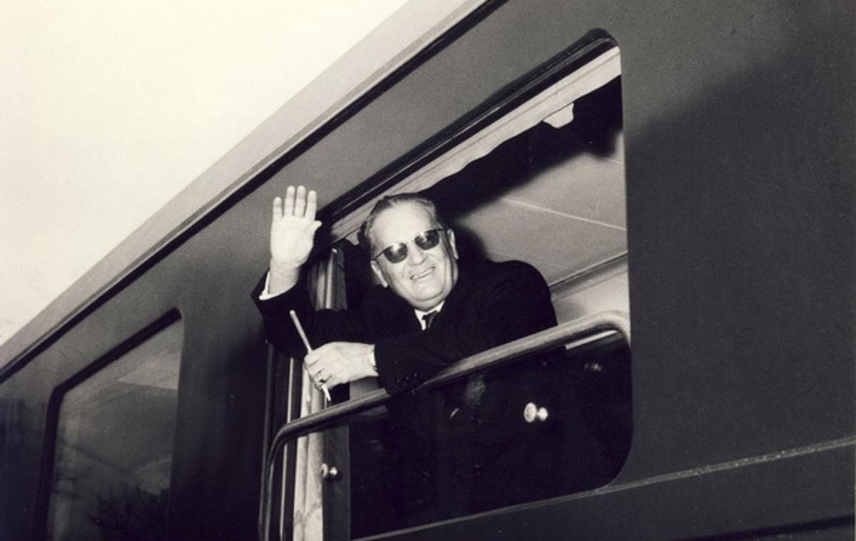 Modri vlak | Tito v Modrem vlaku med obiskom Kumanovega v današnji Severni Makedoniji 19. novembra 1961 | Foto Železnice Srbije