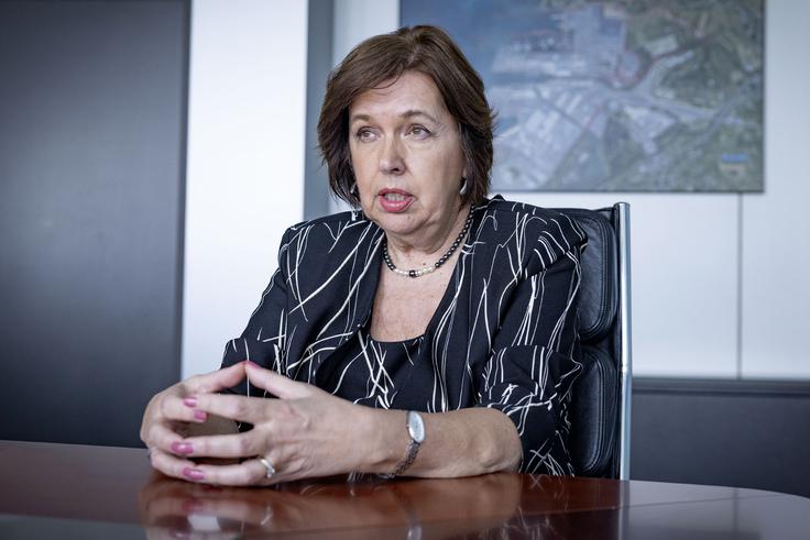 Med 2.445 zaposlenimi je v Luki Koper osem odstotkov žensk. | Foto: Ana Kovač