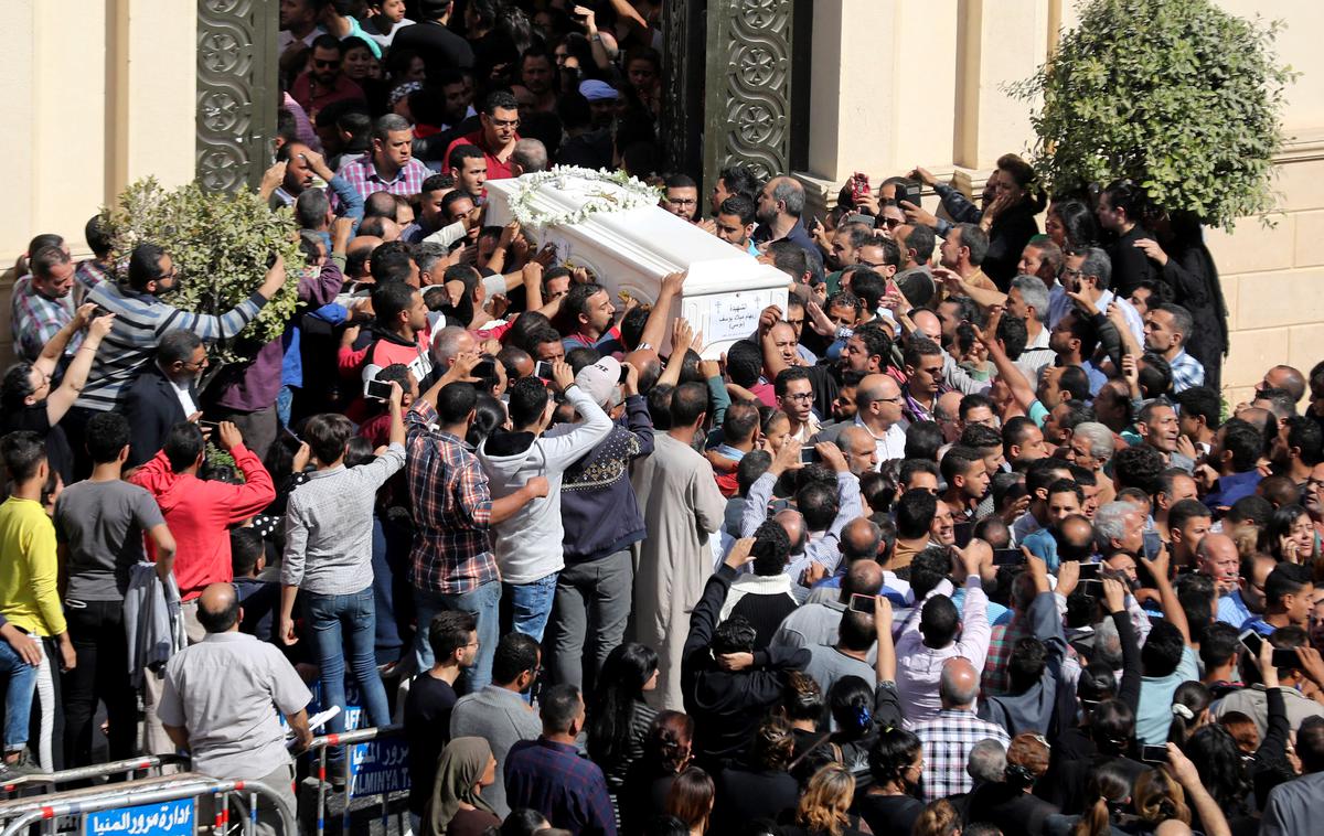 Egipt | Oboroženi napadalci so v petek napadli avtobus s koptskimi kristjani na poti do samostana. Ubili so sedem ljudi in jih 14 ranili.  | Foto Reuters