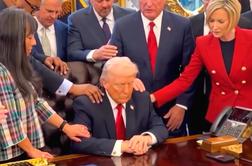 Med vojno z Iranom so v Ovalni pisarni molili za Trumpa, odzivi so burni #video