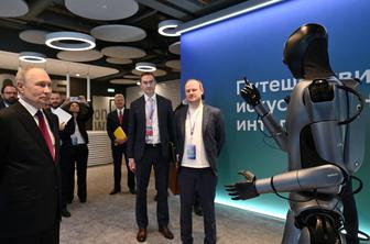 Ruski humanoidni robot zaplesal pred Putinom #video