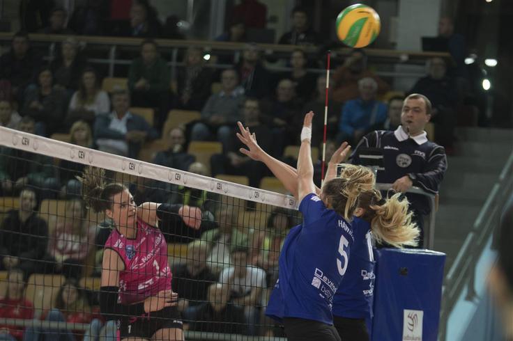Iza Mlakar je dosegla kar 31 točk, kakšno točko več pa bi morale doseči tudi njene soigralke. | Foto: CEV
